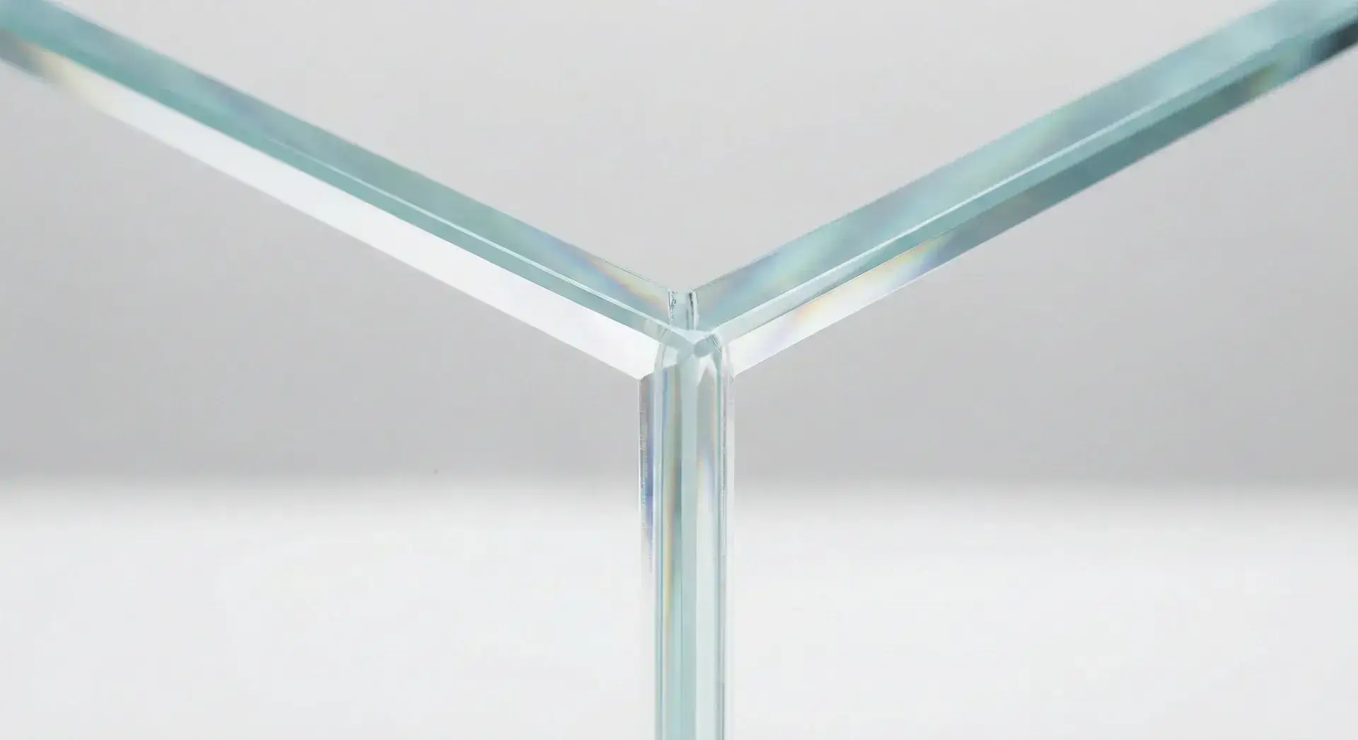 VIV Aquarium ultra-clear glass tank corner detail